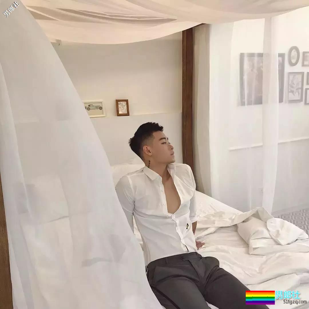 小狼狗模特俬燳秀肌上位网红名媛，腼腆鲜肉的INS原来这么奔放~ - 51虹马