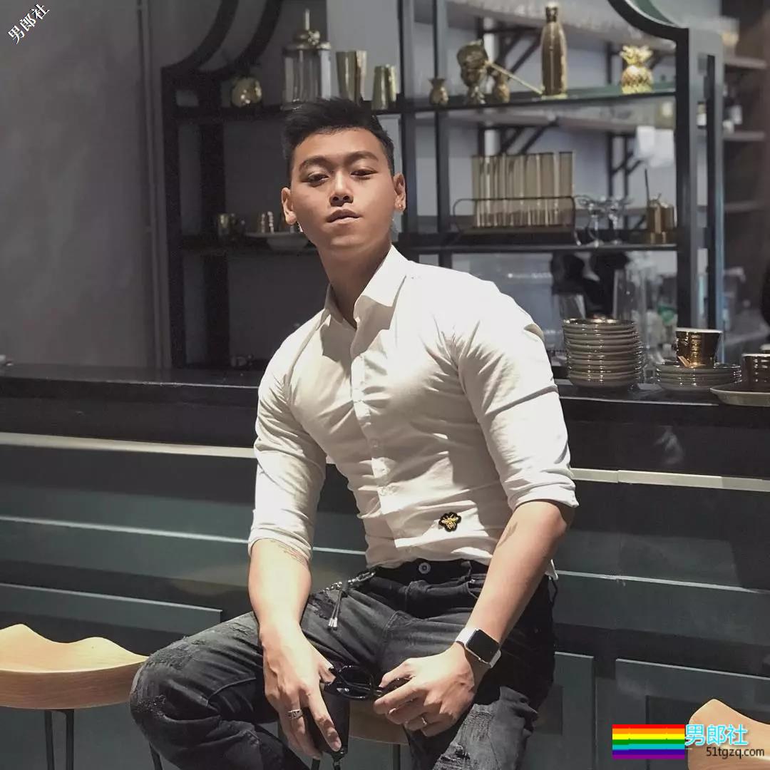 小狼狗模特俬燳秀肌上位网红名媛，腼腆鲜肉的INS原来这么奔放~ - 51虹马