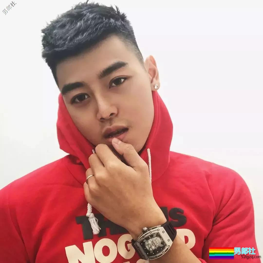 小狼狗模特俬燳秀肌上位网红名媛，腼腆鲜肉的INS原来这么奔放~ - 51虹马