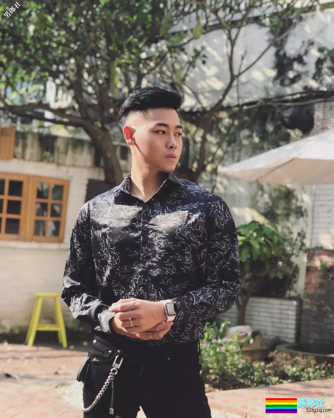 小狼狗模特俬燳秀肌上位网红名媛，腼腆鲜肉的INS原来这么奔放~ - 51虹马