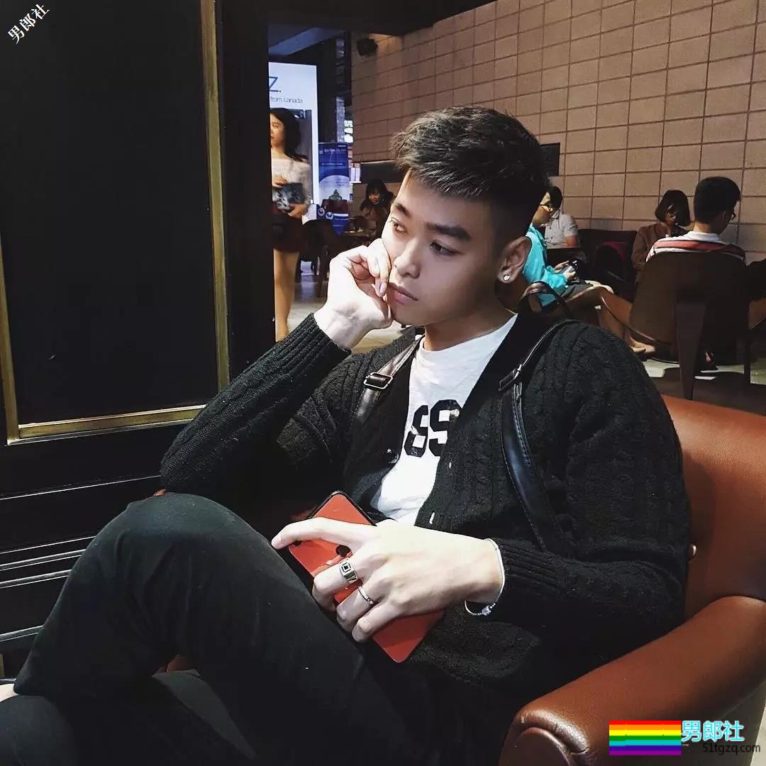 小狼狗模特俬燳秀肌上位网红名媛，腼腆鲜肉的INS原来这么奔放~ - 51虹马