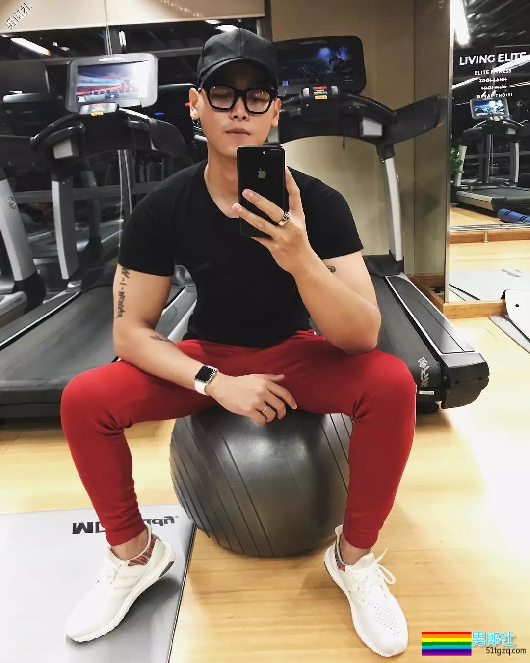 小狼狗模特俬燳秀肌上位网红名媛，腼腆鲜肉的INS原来这么奔放~ - 51虹马