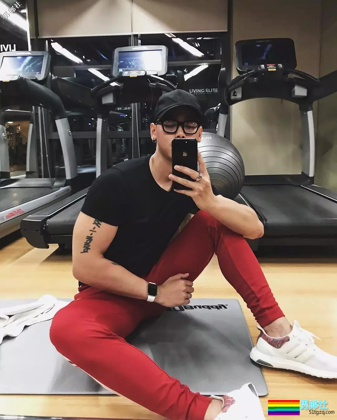 小狼狗模特俬燳秀肌上位网红名媛，腼腆鲜肉的INS原来这么奔放~ - 51虹马