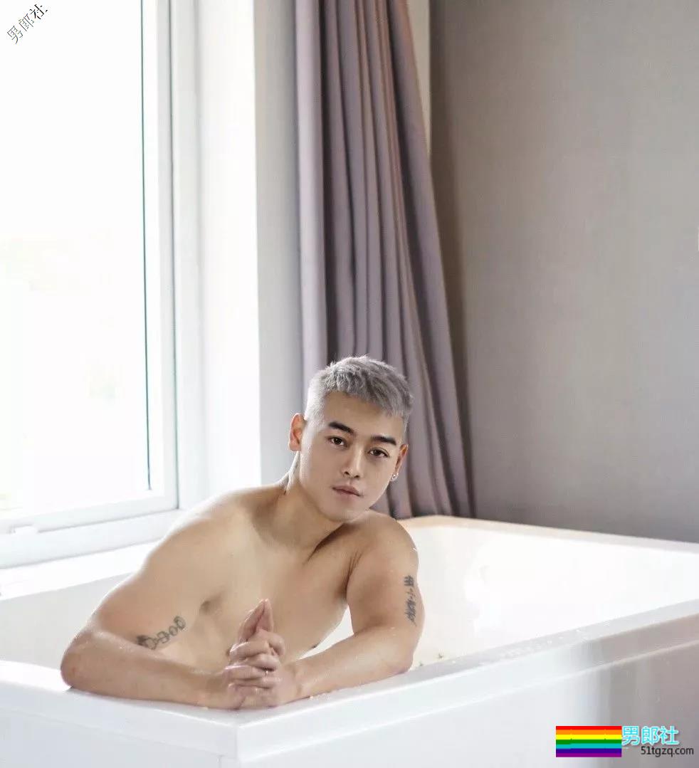 小狼狗模特俬燳秀肌上位网红名媛，腼腆鲜肉的INS原来这么奔放~ - 51虹马