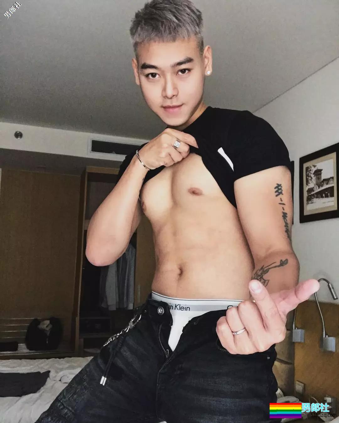 小狼狗模特俬燳秀肌上位网红名媛，腼腆鲜肉的INS原来这么奔放~ - 51虹马