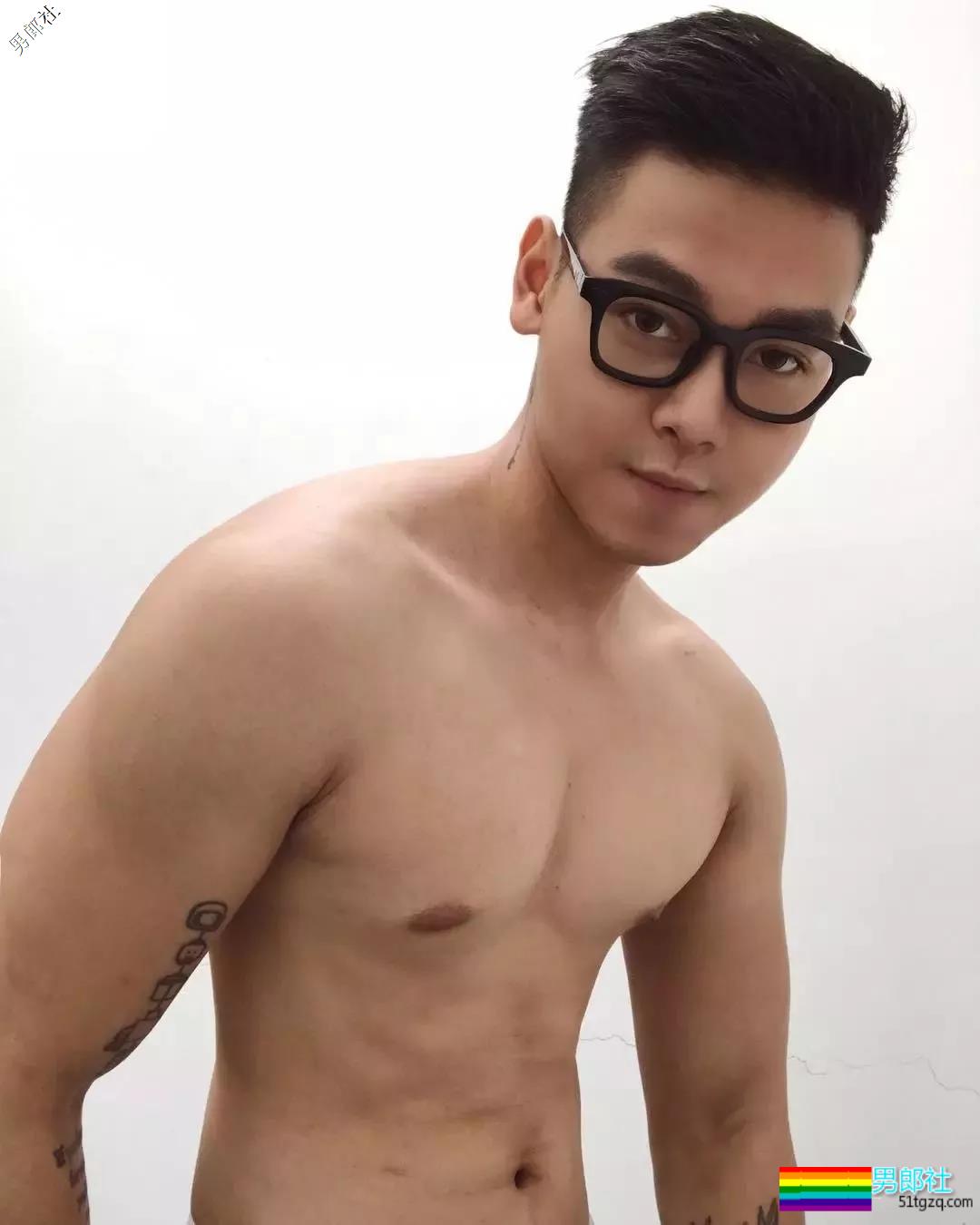 小狼狗模特俬燳秀肌上位网红名媛，腼腆鲜肉的INS原来这么奔放~ - 51虹马