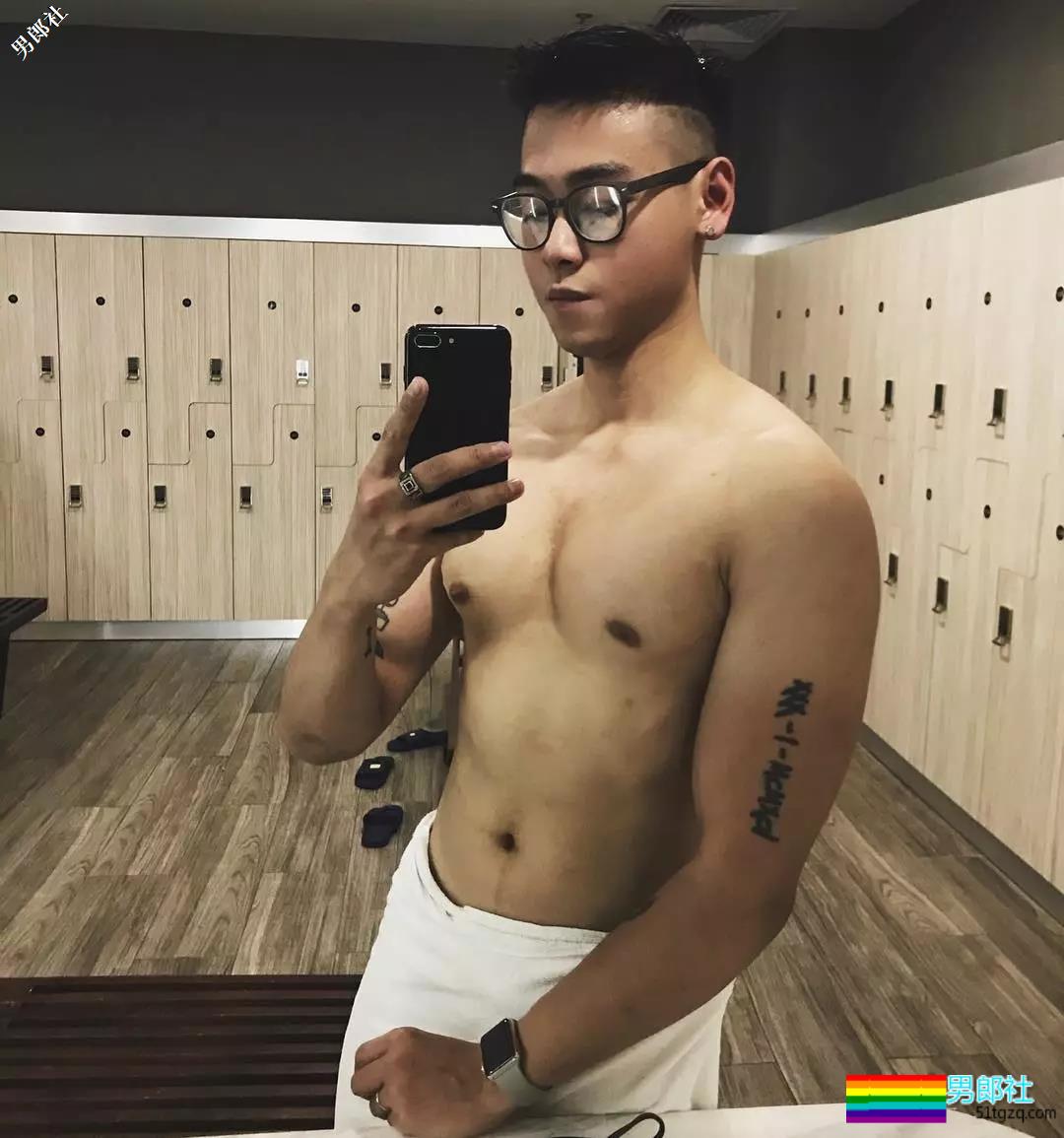 小狼狗模特俬燳秀肌上位网红名媛，腼腆鲜肉的INS原来这么奔放~ - 51虹马