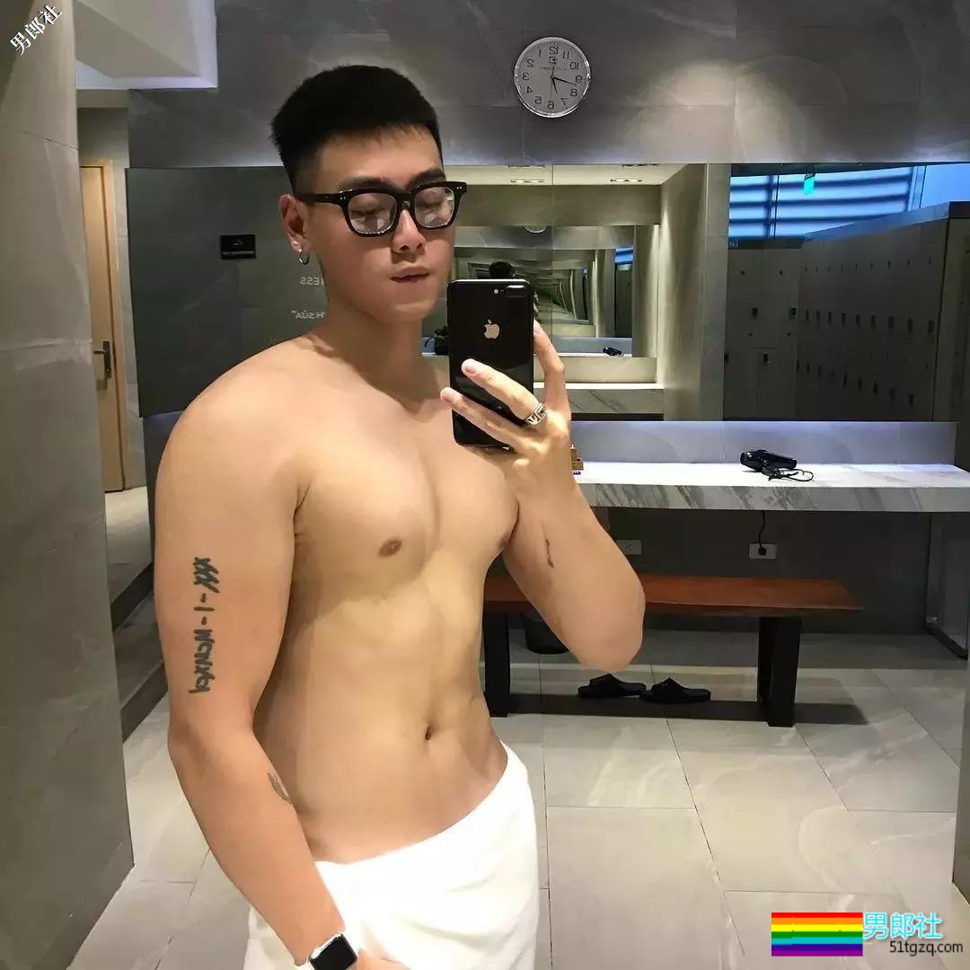 小狼狗模特俬燳秀肌上位网红名媛，腼腆鲜肉的INS原来这么奔放~ - 51虹马