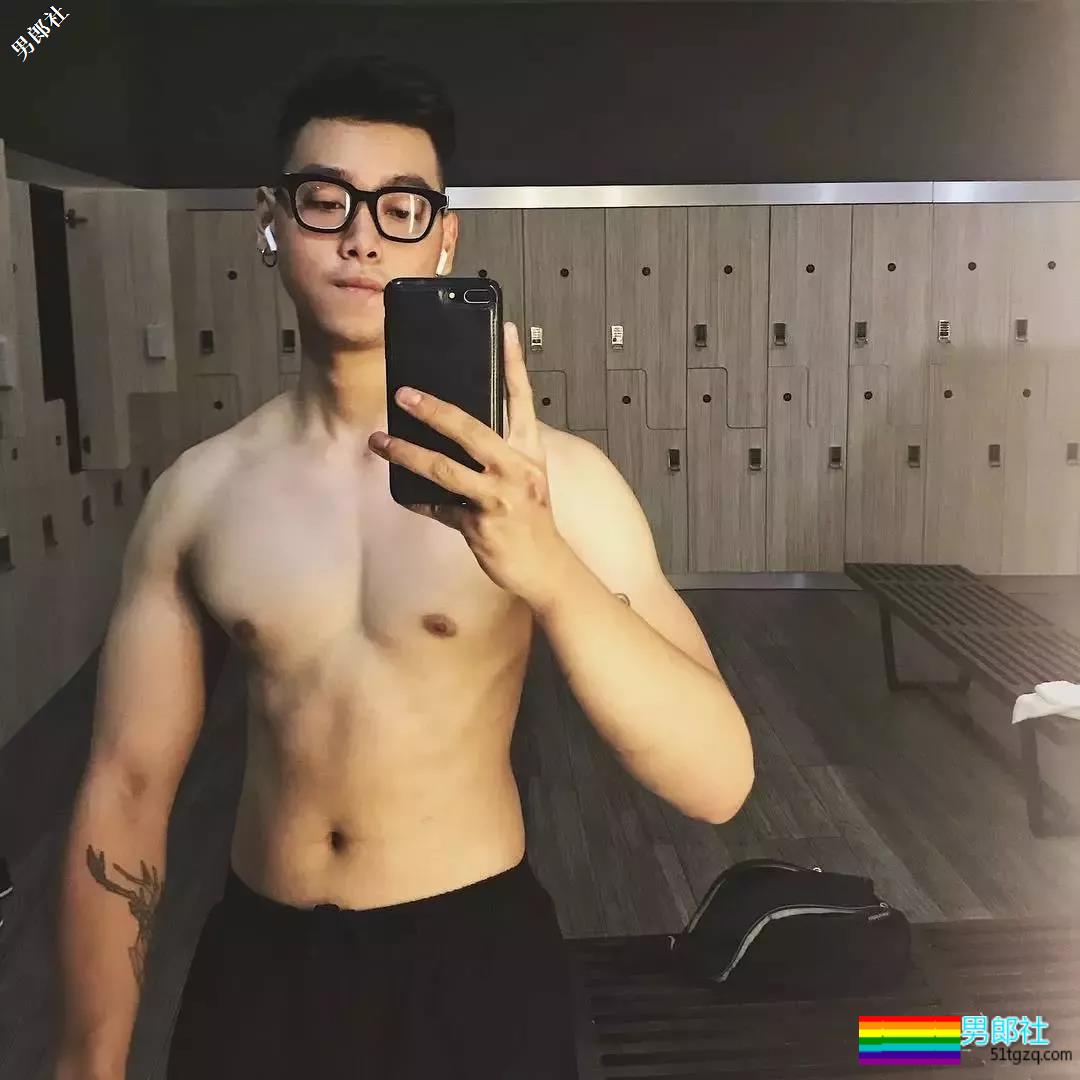 小狼狗模特俬燳秀肌上位网红名媛，腼腆鲜肉的INS原来这么奔放~ - 51虹马