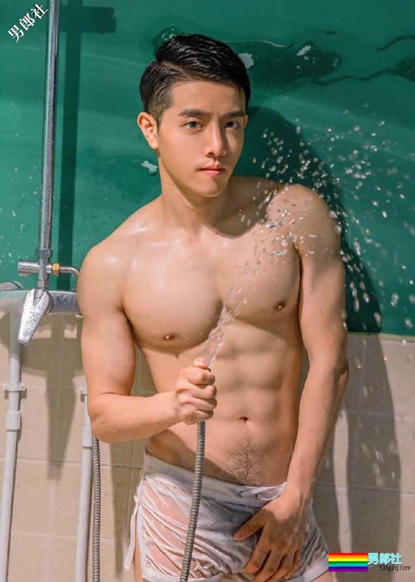 网友说他是童颜巨屌 肌肉帅哥湿身诱惑-51虹马