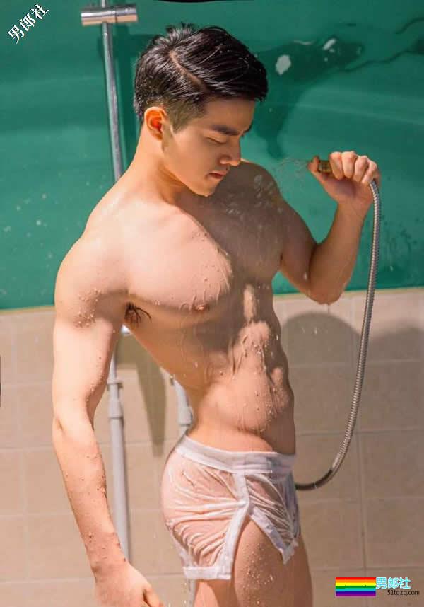 网友说他是童颜巨屌 肌肉帅哥湿身诱惑 - 51虹马