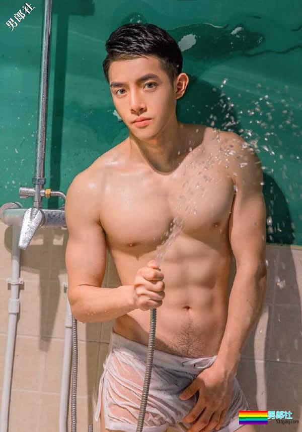 网友说他是童颜巨屌 肌肉帅哥湿身诱惑 - 51虹马