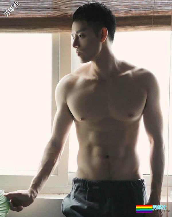 网友说他是童颜巨屌 肌肉帅哥湿身诱惑 - 51虹马