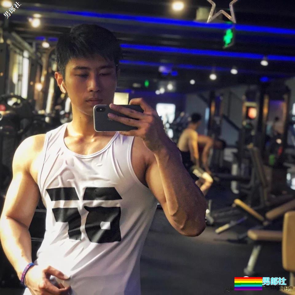 某健身极品肌肉教练又发撩人石更照！百看不厌的直男小哥荷尔蒙爆发！ - 51虹马
