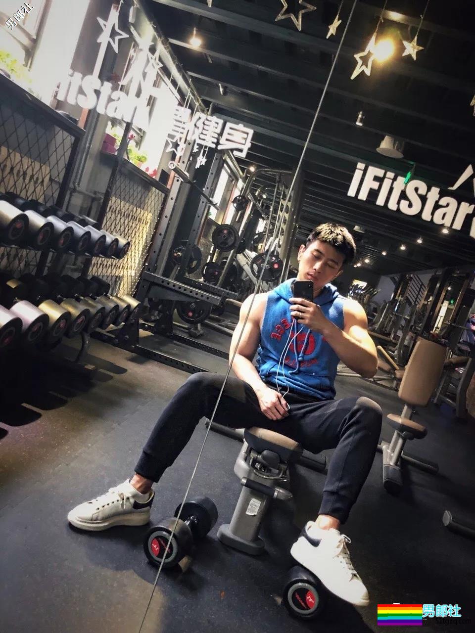 某健身极品肌肉教练又发撩人石更照！百看不厌的直男小哥荷尔蒙爆发！ - 51虹马