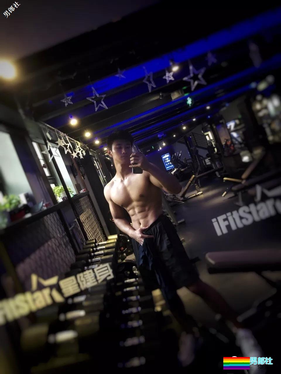 某健身极品肌肉教练又发撩人石更照！百看不厌的直男小哥荷尔蒙爆发！ - 51虹马