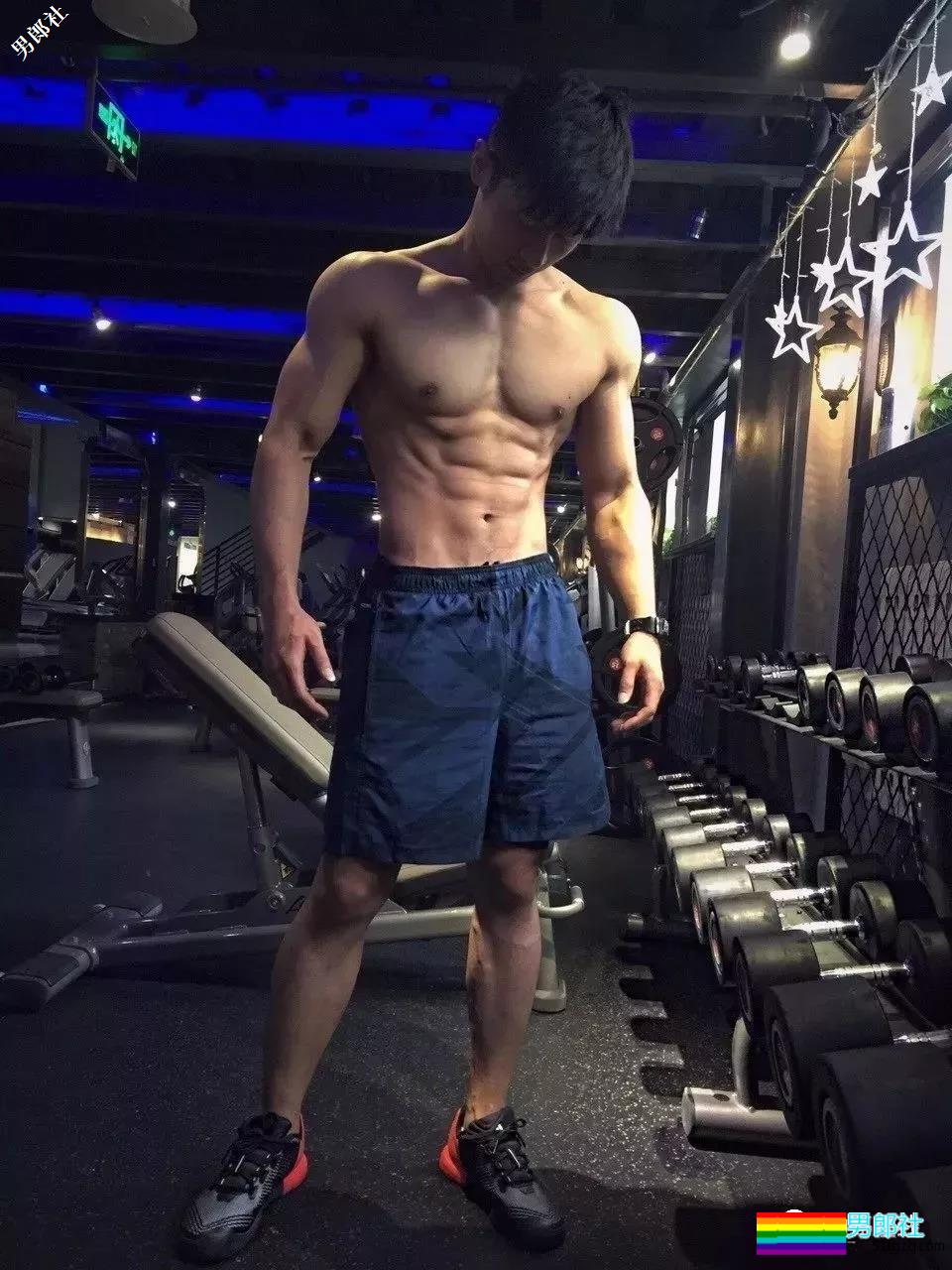 某健身极品肌肉教练又发撩人石更照！百看不厌的直男小哥荷尔蒙爆发！ - 51虹马