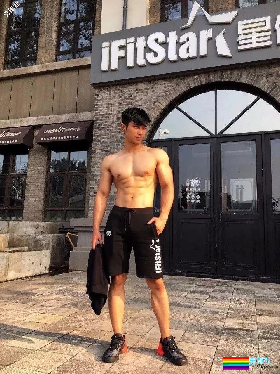 某健身极品肌肉教练又发撩人石更照！百看不厌的直男小哥荷尔蒙爆发！ - 51虹马