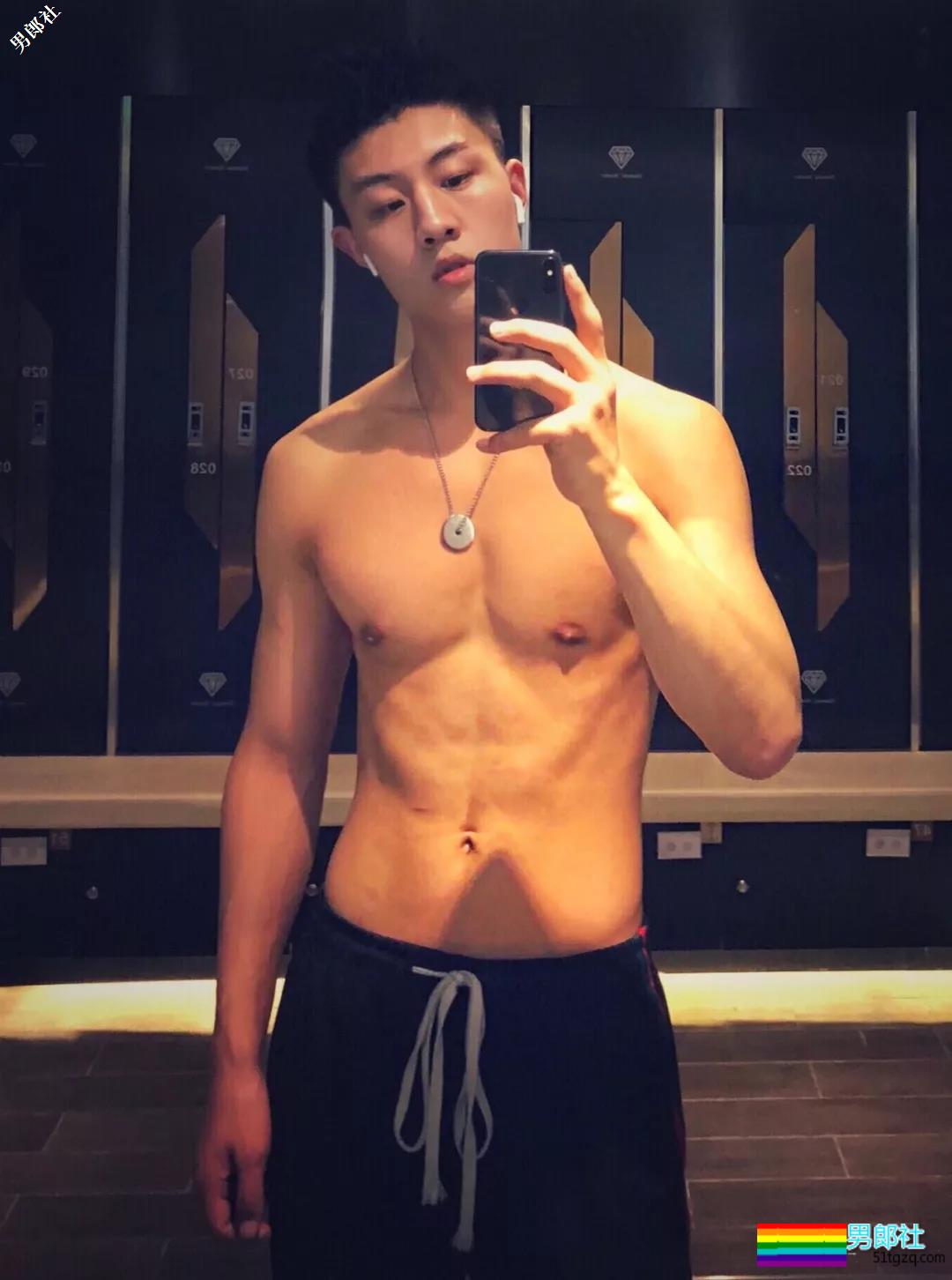 武科大1米88大长腿学弟，撩衣杀秒男星几条街 - 51虹马