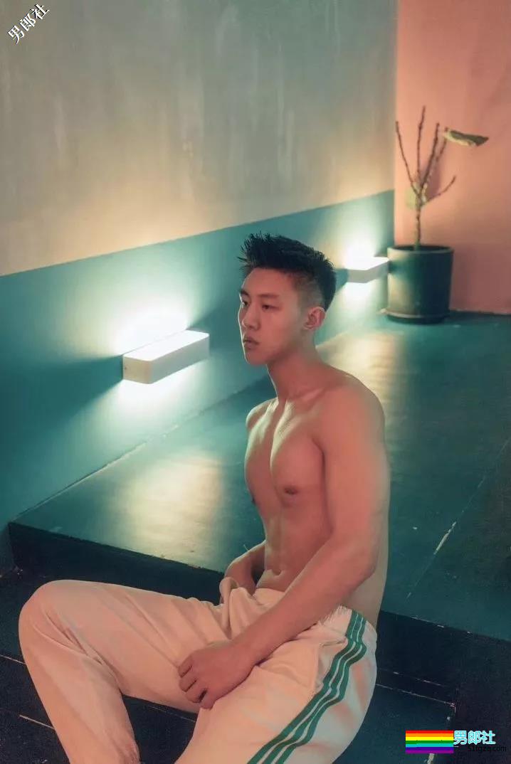 武科大1米88大长腿学弟，撩衣杀秒男星几条街 - 51虹马