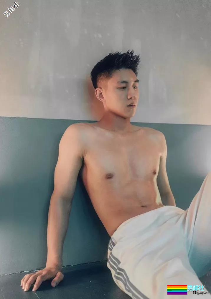 武科大1米88大长腿学弟，撩衣杀秒男星几条街 - 51虹马