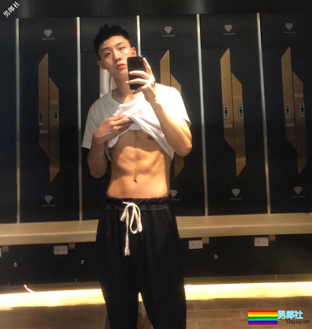 武科大1米88大长腿学弟，撩衣杀秒男星几条街 - 51虹马