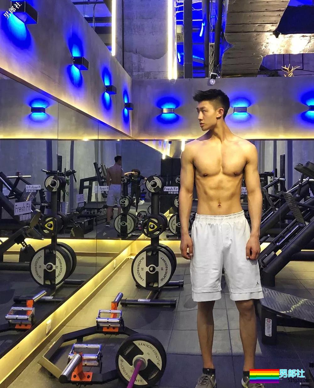 武科大1米88大长腿学弟，撩衣杀秒男星几条街 - 51虹马