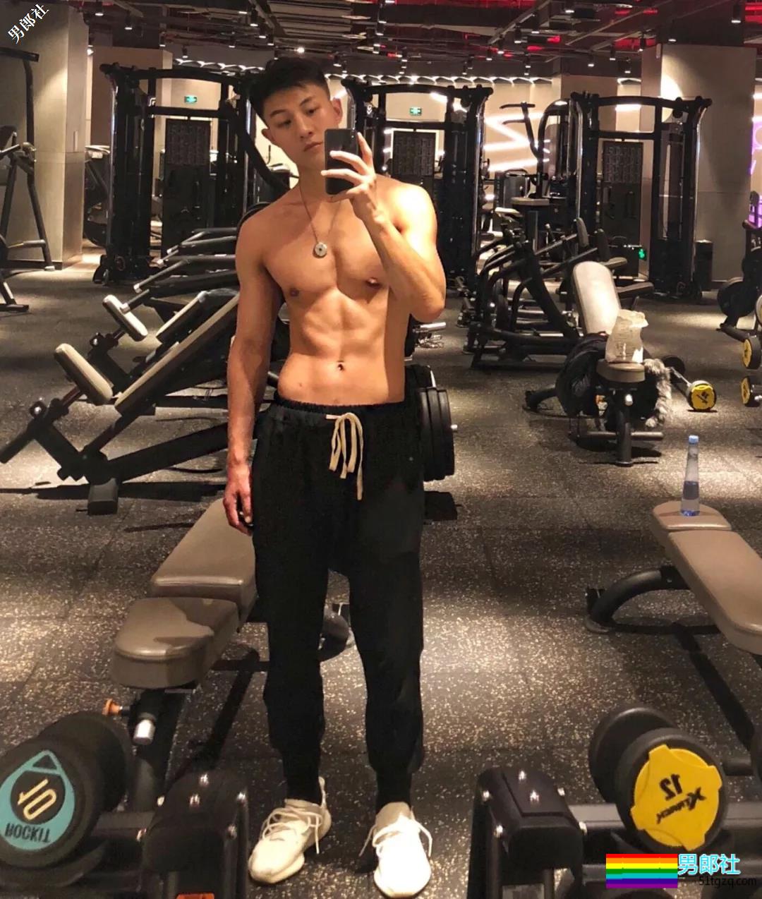 武科大1米88大长腿学弟，撩衣杀秒男星几条街 - 51虹马