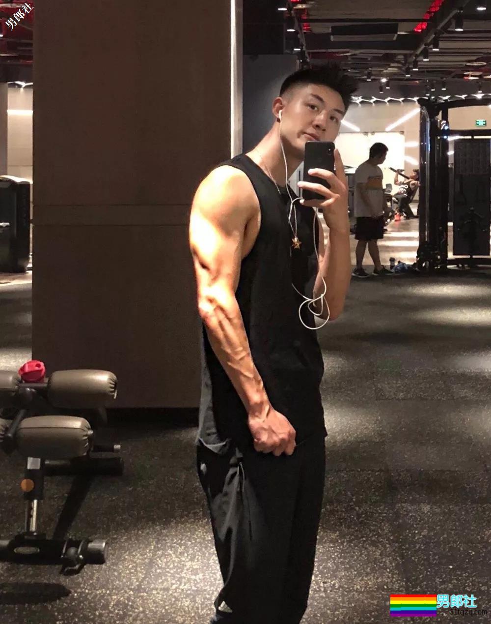 武科大1米88大长腿学弟，撩衣杀秒男星几条街 - 51虹马