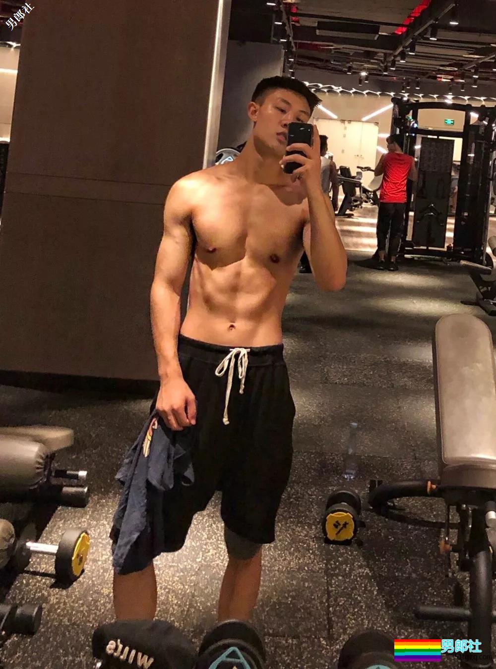 武科大1米88大长腿学弟，撩衣杀秒男星几条街 - 51虹马