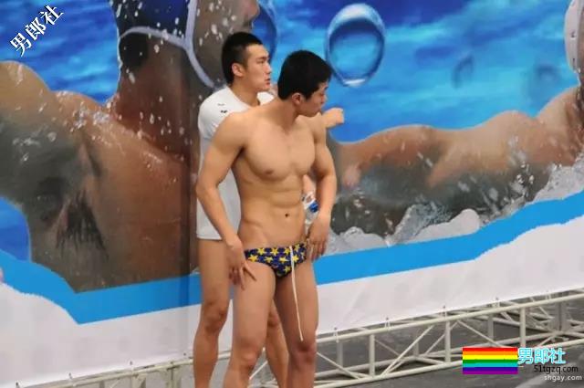 运动员还有5秒到达，盯裆猫们做好准备！ - 51虹马