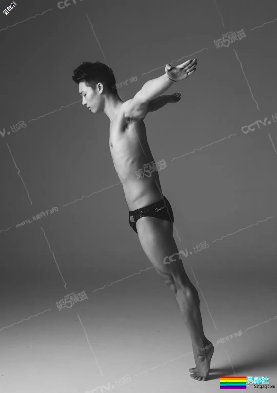 大弟弟陈艾森最新杂志写真：展现雄厚实力-51虹马