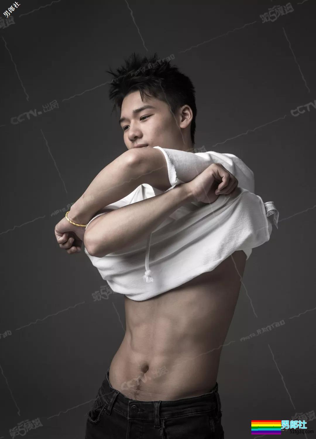 大弟弟陈艾森最新杂志写真：展现雄厚实力 - 51虹马