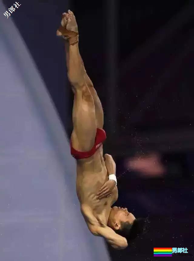 大弟弟陈艾森最新杂志写真：展现雄厚实力 - 51虹马