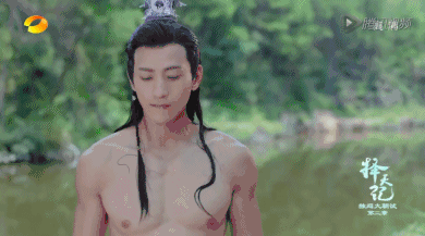 正装霸总大二被海岩相中出道，衷爱剧中秀肌肉，一身石更肌抖落一地荷尔蒙！ - 51虹马