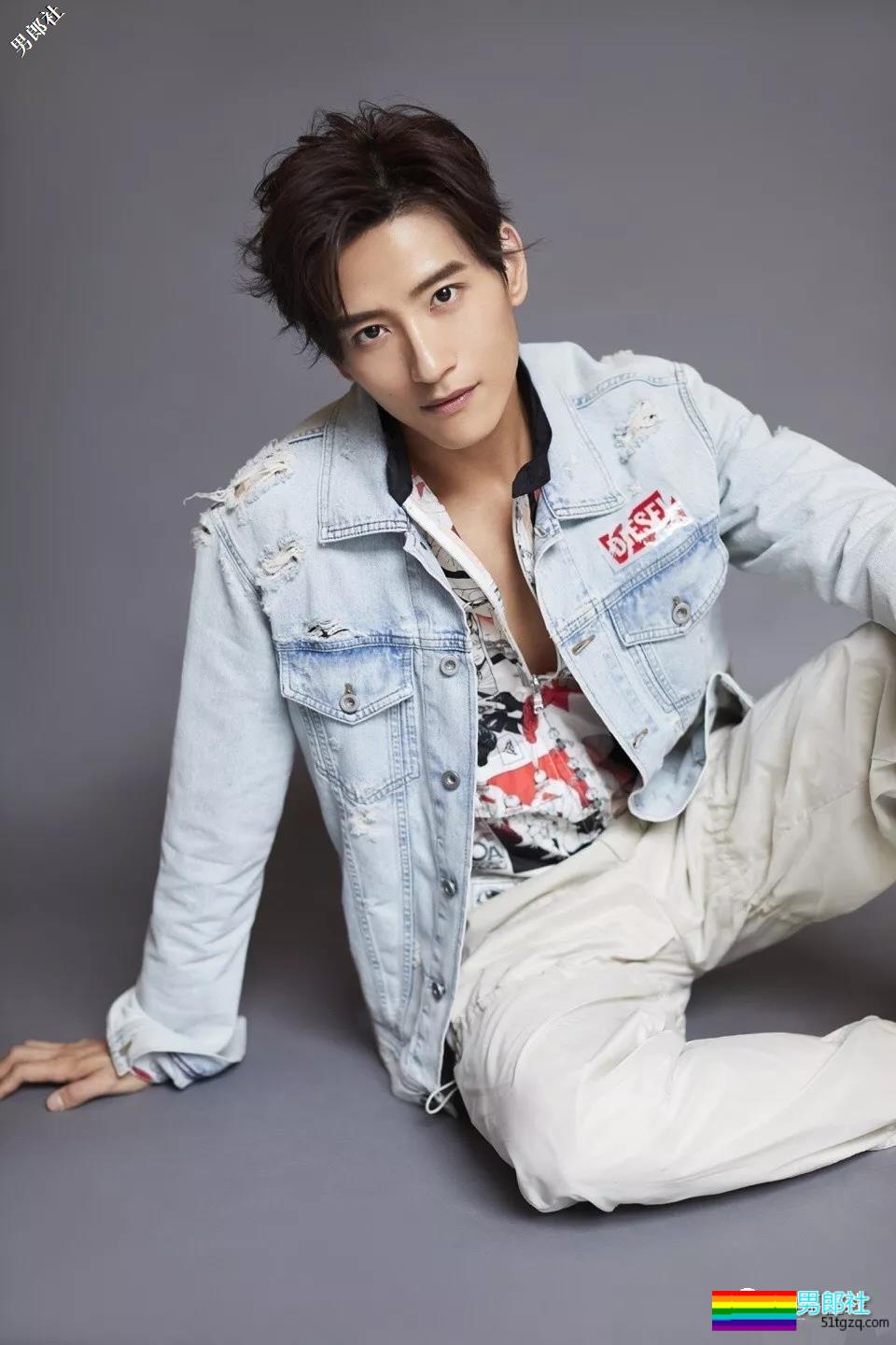 正装霸总大二被海岩相中出道，衷爱剧中秀肌肉，一身石更肌抖落一地荷尔蒙！ - 51虹马