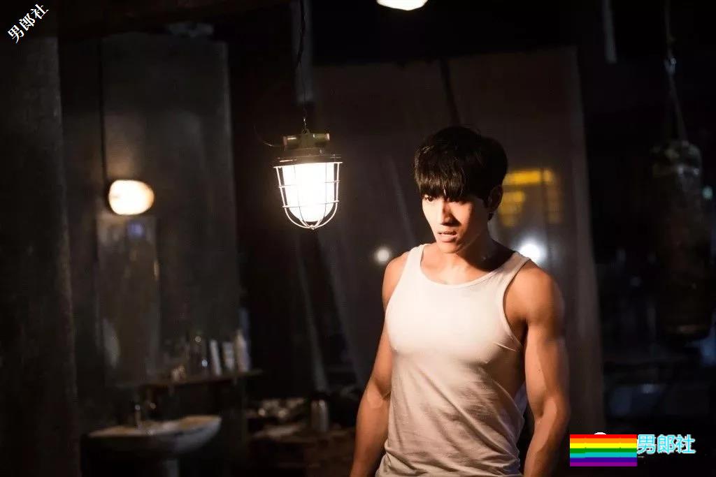 正装霸总大二被海岩相中出道,衷爱剧中秀肌肉,一身石更肌抖落一地荷尔蒙! - 51虹马 正装霸总大二被海岩相中出道,衷爱剧中秀肌肉,一身石更肌抖落一地荷尔蒙! - 51虹马