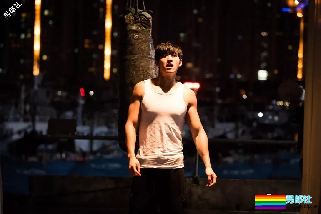 正装霸总大二被海岩相中出道，衷爱剧中秀肌肉，一身石更肌抖落一地荷尔蒙！ - 51虹马