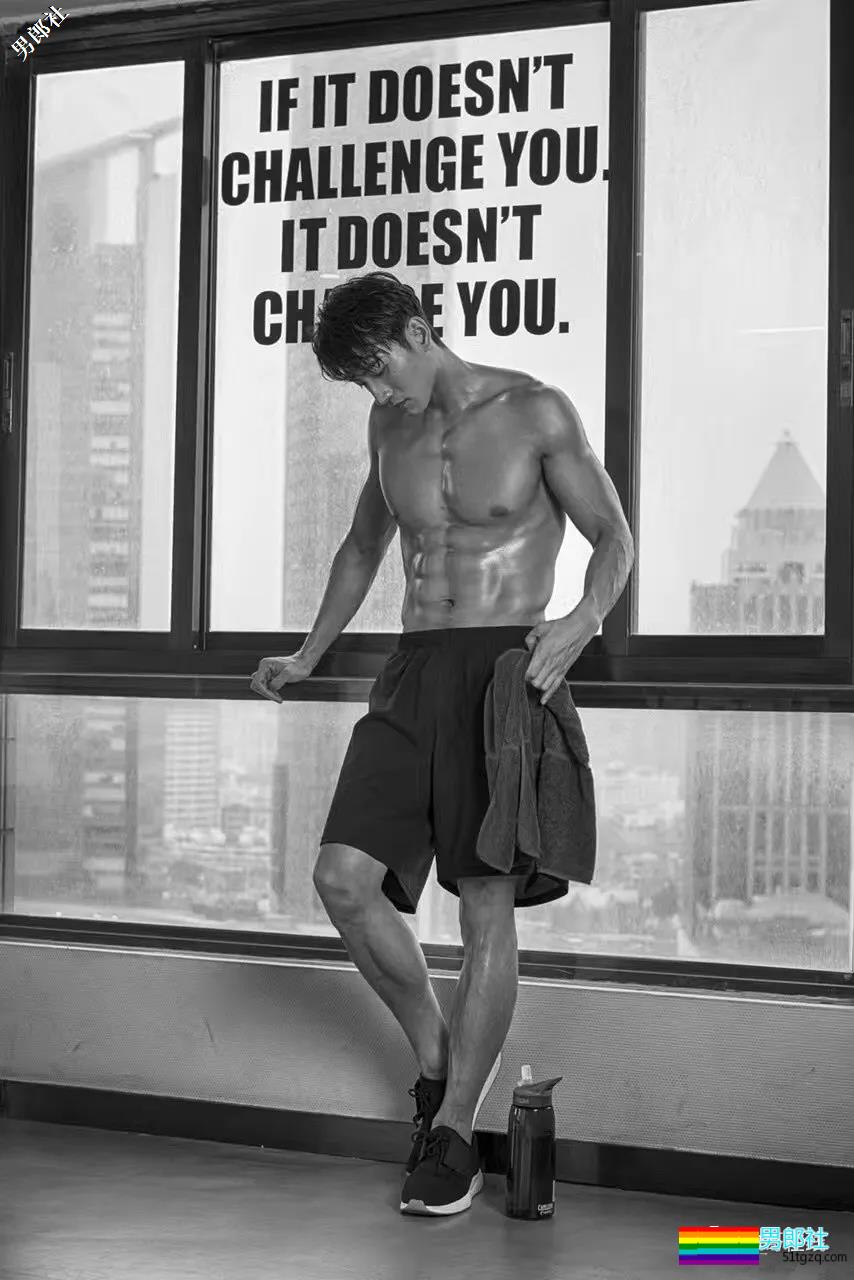 正装霸总大二被海岩相中出道，衷爱剧中秀肌肉，一身石更肌抖落一地荷尔蒙！ - 51虹马