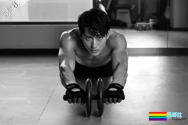 正装霸总大二被海岩相中出道,衷爱剧中秀肌肉,一身石更肌抖落一地荷尔蒙! - 51虹马 正装霸总大二被海岩相中出道,衷爱剧中秀肌肉,一身石更肌抖落一地荷尔蒙! - 51虹马