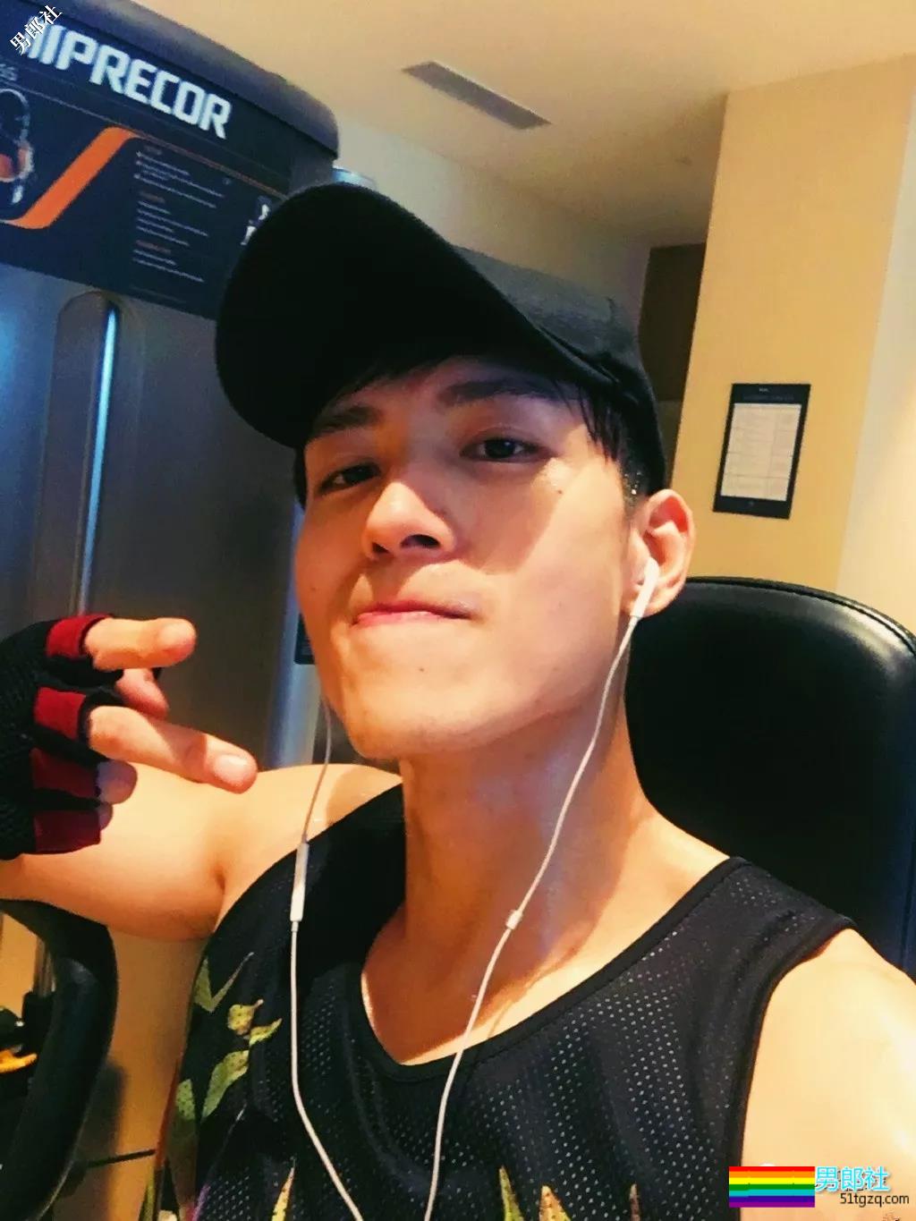 正装霸总大二被海岩相中出道，衷爱剧中秀肌肉，一身石更肌抖落一地荷尔蒙！ - 51虹马