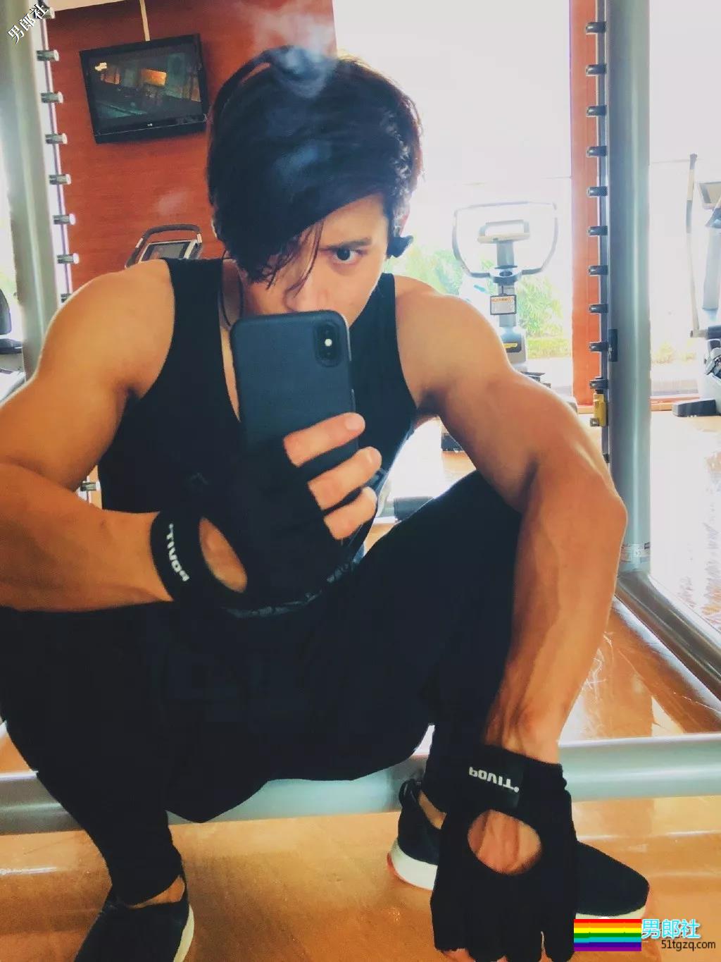 正装霸总大二被海岩相中出道，衷爱剧中秀肌肉，一身石更肌抖落一地荷尔蒙！ - 51虹马