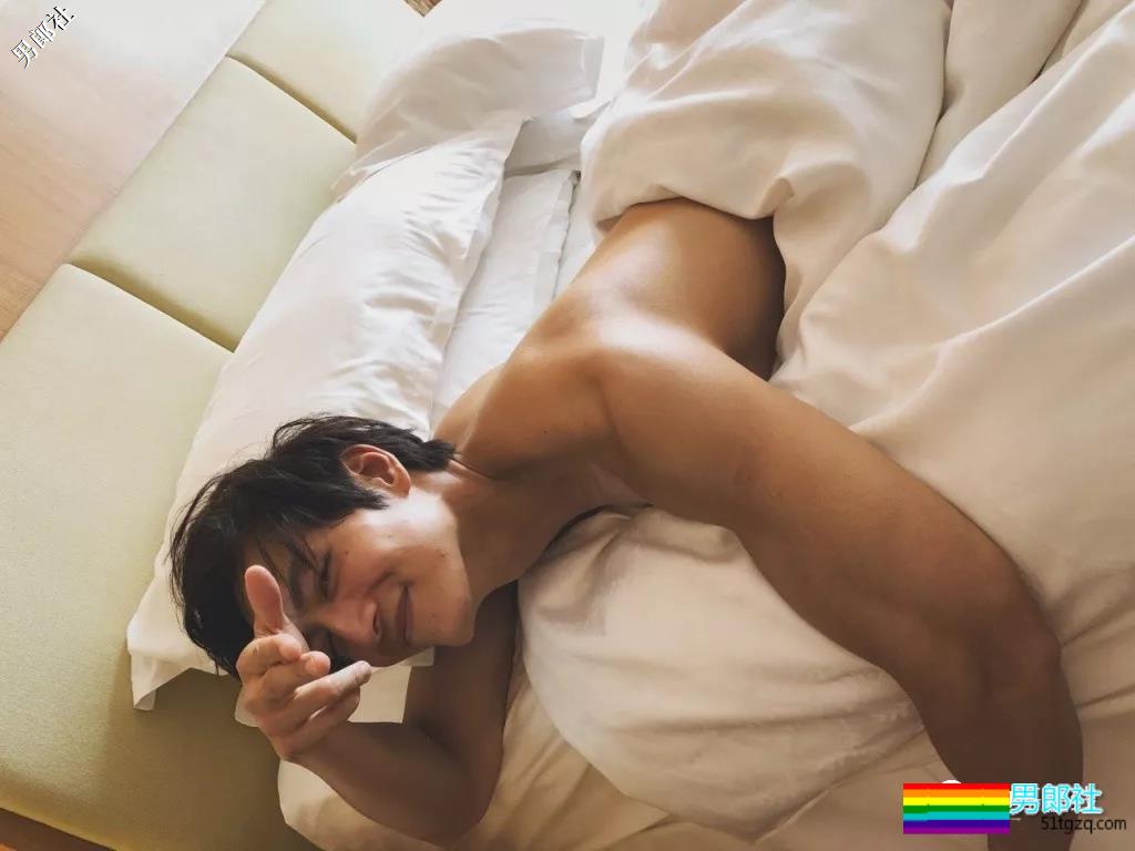 正装霸总大二被海岩相中出道，衷爱剧中秀肌肉，一身石更肌抖落一地荷尔蒙！ - 51虹马