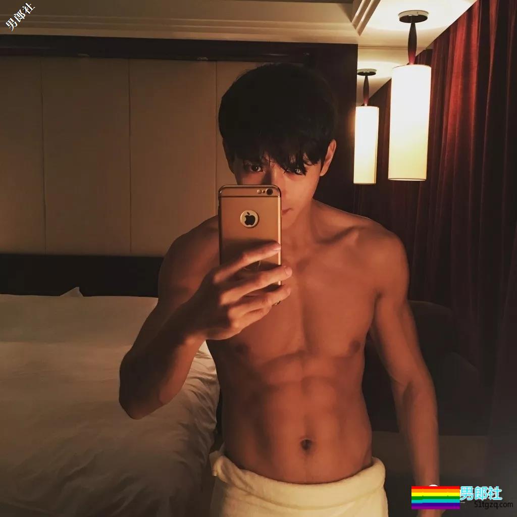 正装霸总大二被海岩相中出道，衷爱剧中秀肌肉，一身石更肌抖落一地荷尔蒙！ - 51虹马