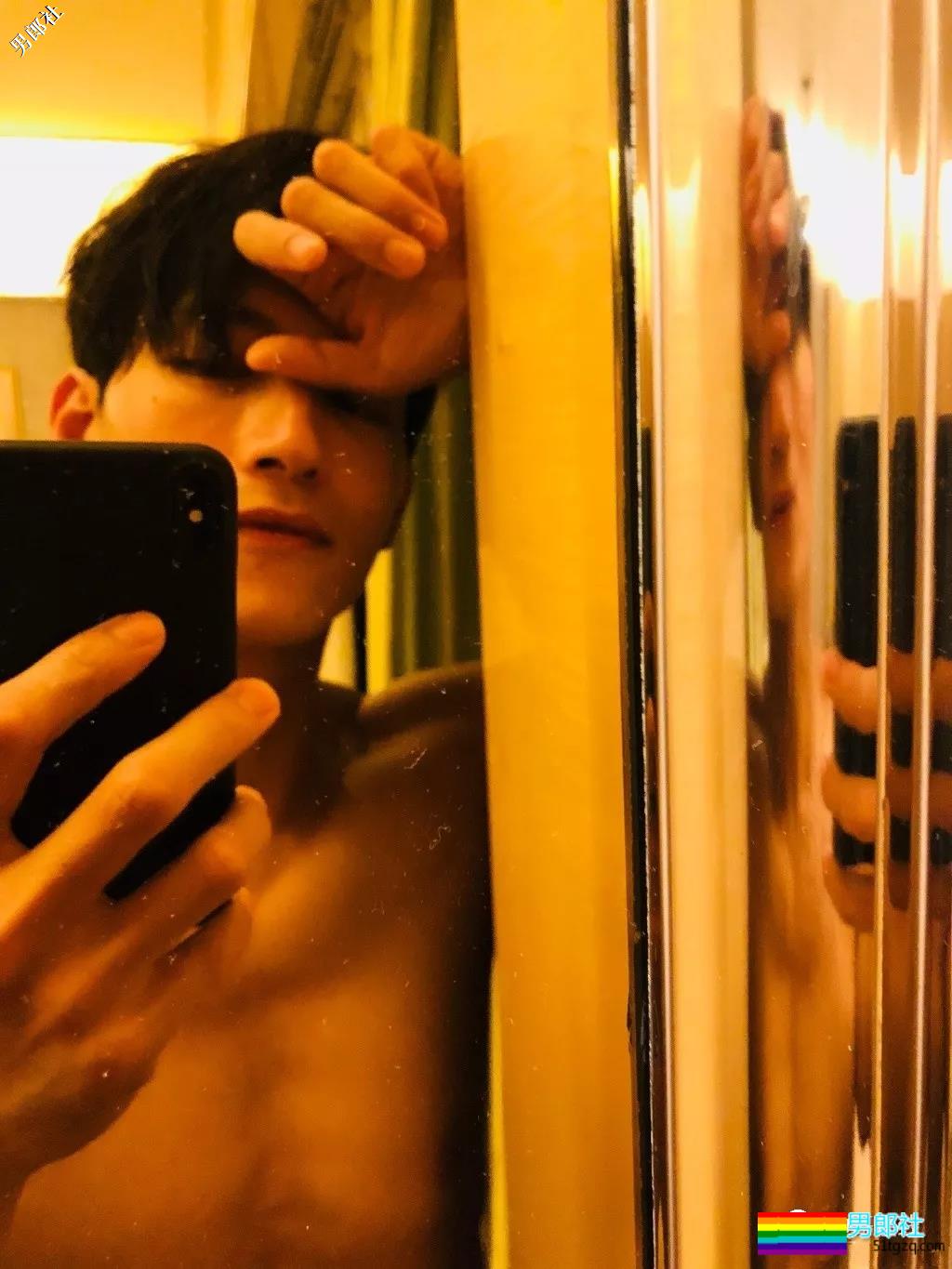 正装霸总大二被海岩相中出道，衷爱剧中秀肌肉，一身石更肌抖落一地荷尔蒙！ - 51虹马