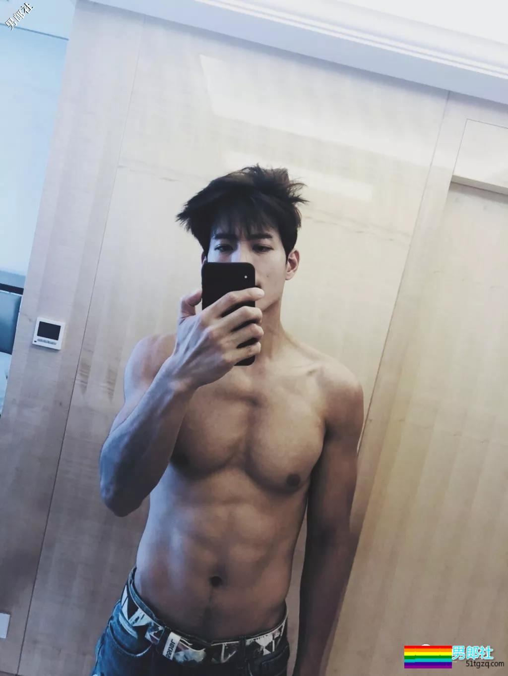 正装霸总大二被海岩相中出道,衷爱剧中秀肌肉,一身石更肌抖落一地荷尔蒙! - 51虹马 正装霸总大二被海岩相中出道,衷爱剧中秀肌肉,一身石更肌抖落一地荷尔蒙! - 51虹马