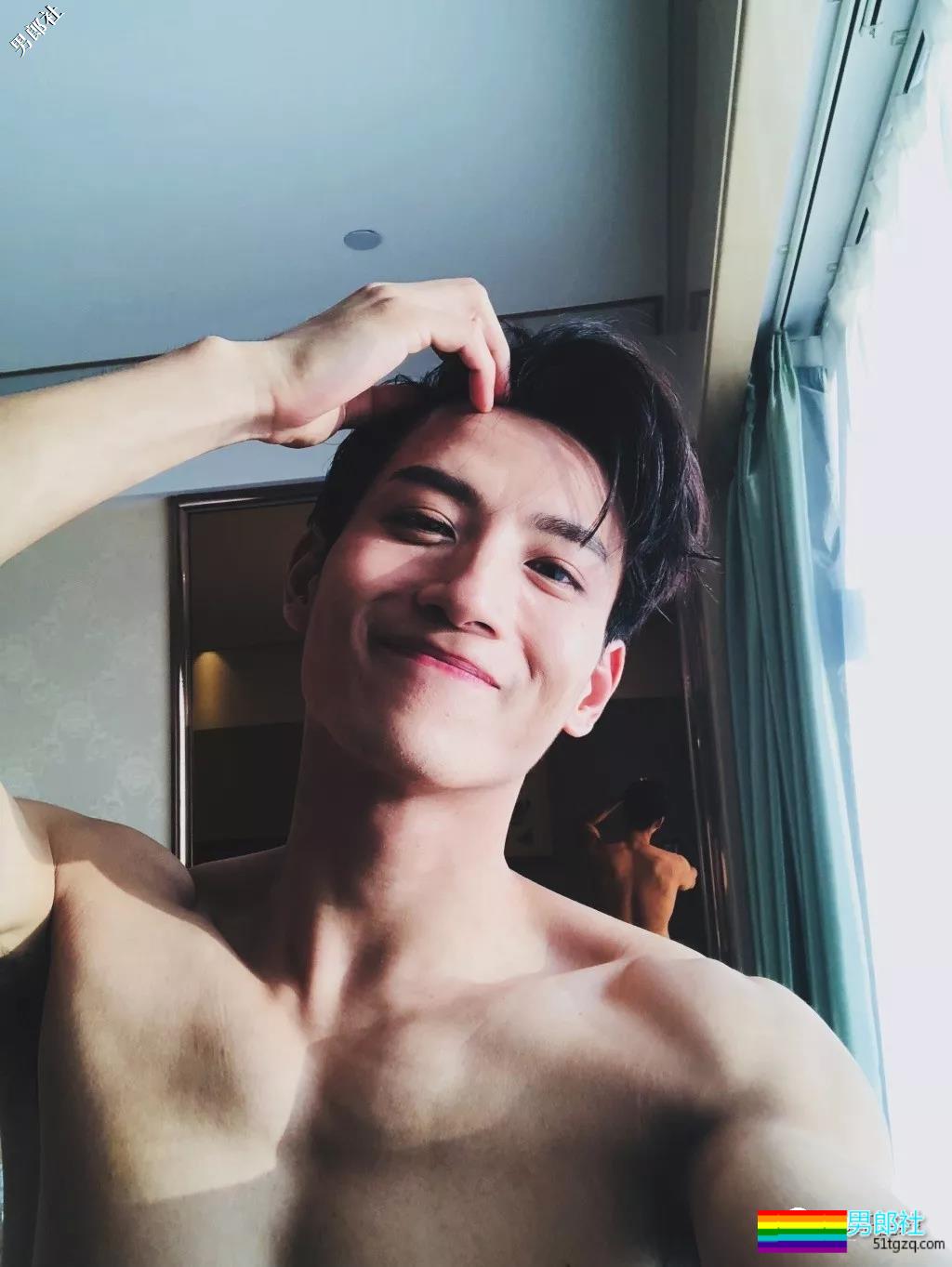 正装霸总大二被海岩相中出道，衷爱剧中秀肌肉，一身石更肌抖落一地荷尔蒙！ - 51虹马