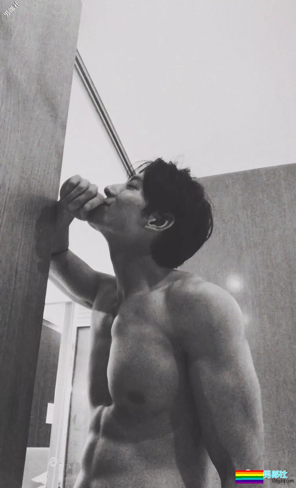 正装霸总大二被海岩相中出道，衷爱剧中秀肌肉，一身石更肌抖落一地荷尔蒙！ - 51虹马