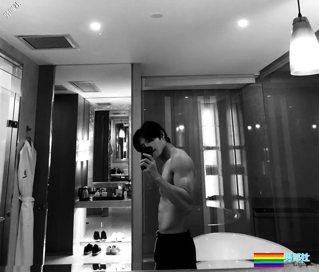 正装霸总大二被海岩相中出道，衷爱剧中秀肌肉，一身石更肌抖落一地荷尔蒙！ - 51虹马