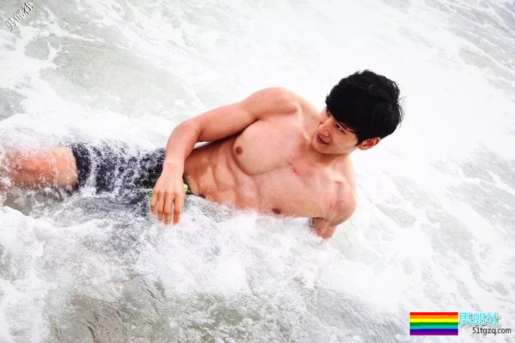 正装霸总大二被海岩相中出道,衷爱剧中秀肌肉,一身石更肌抖落一地荷尔蒙! - 51虹马 正装霸总大二被海岩相中出道,衷爱剧中秀肌肉,一身石更肌抖落一地荷尔蒙! - 51虹马